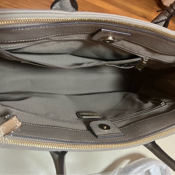 👜👜Furla pebbled leather tote bag with Removable shoulder straps. - Picture 9 of 16